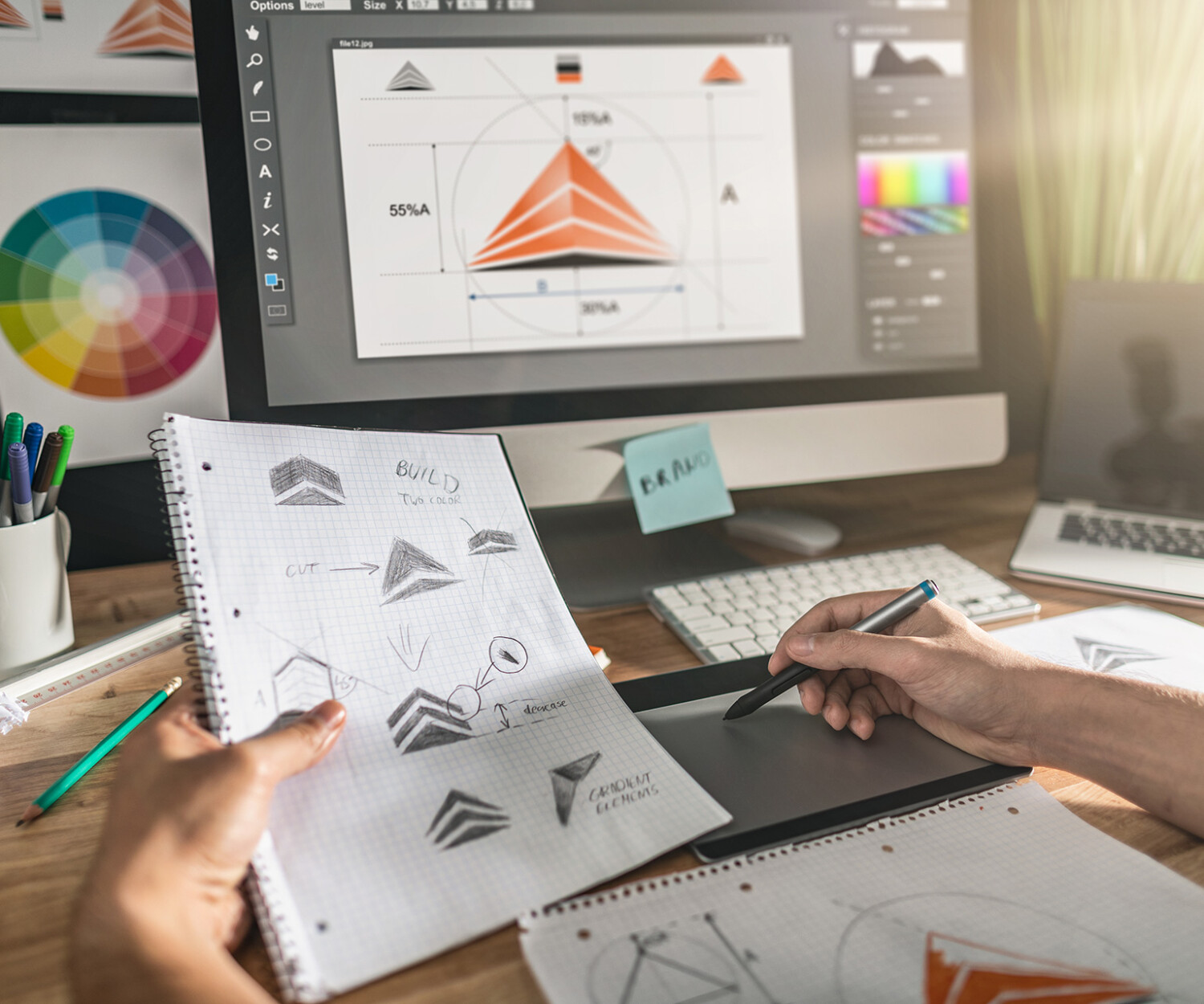 Graphiste freelance travaillant sur une image de marque